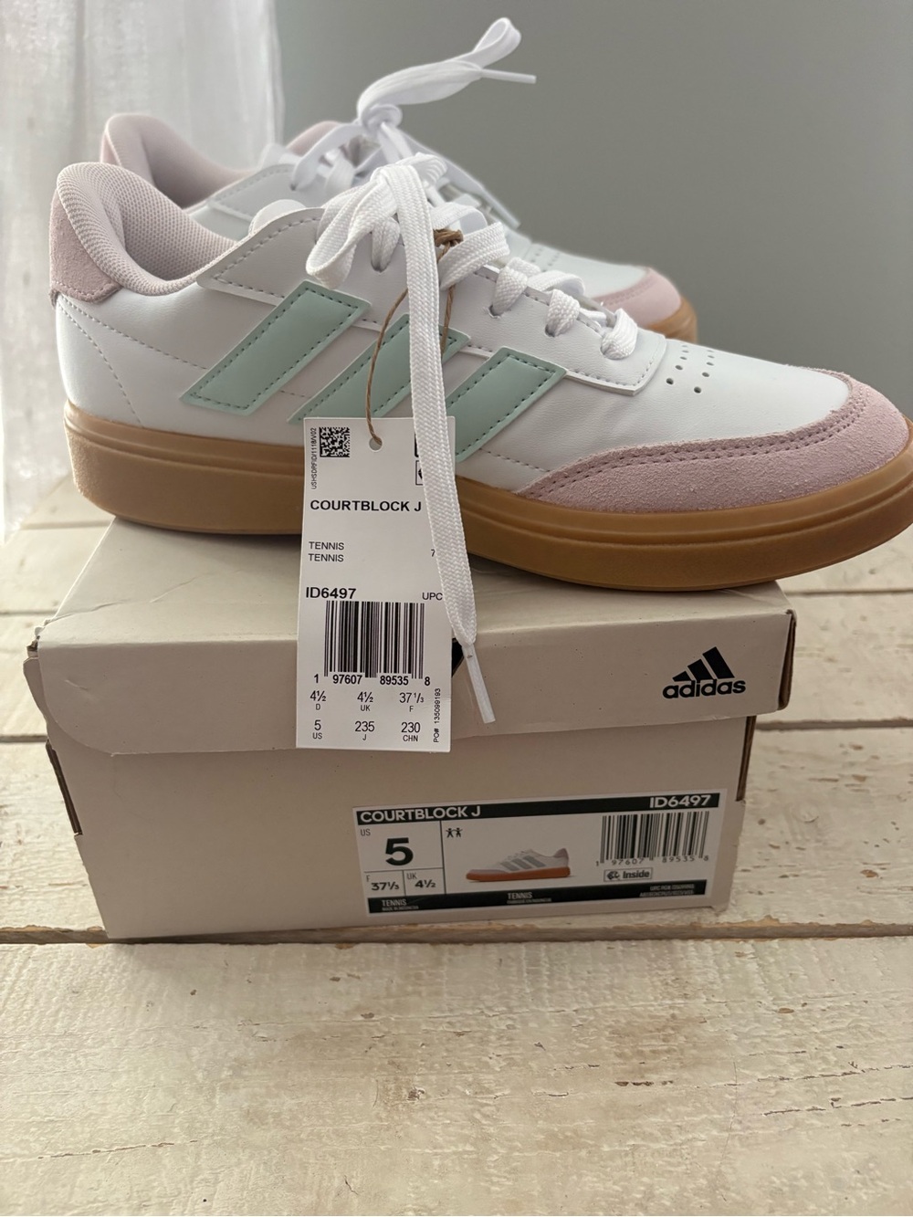 Girls adidas Courtblock J Sneakers in White & Mint Green sz 5 NWT